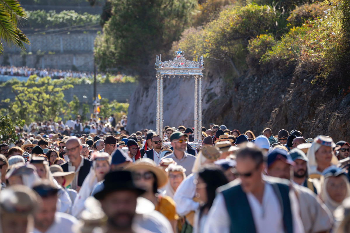 Foto Instante de la romeru00eda de la Bajada del Trono de las Fiestas Lustrales de la Virgen de las Nieves 2025 tras salir del Real Santuario