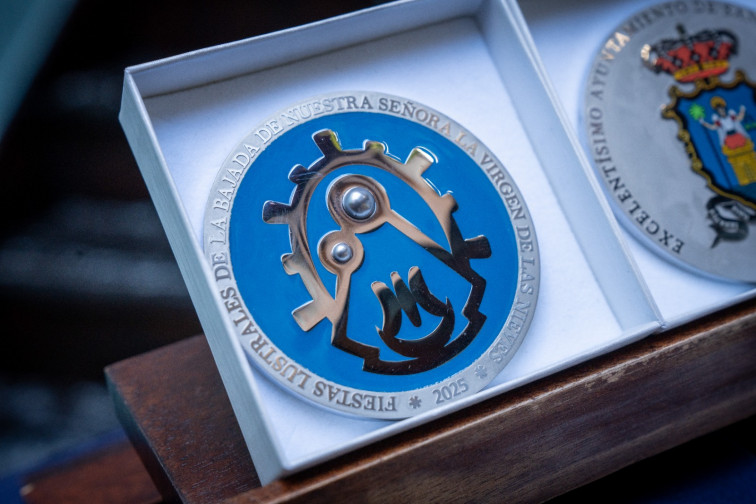 Foto detalle medalla conmemorativa Fiestas Lustrales 2025