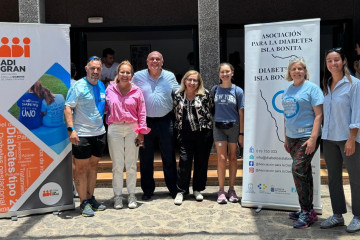Autoridades durante la visita a la colonia de niños y niñas con diabates