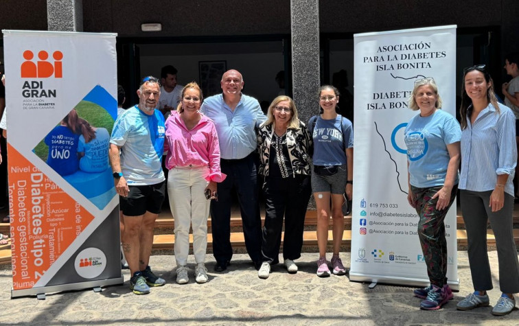 Autoridades durante la visita a la colonia de niños y niñas con diabates