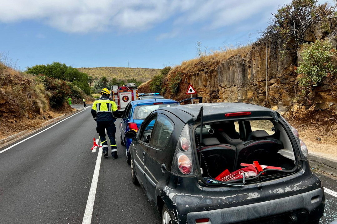 Dos heridos leves en un accidente de tráfico por colisión múltiple en la LP-3 a la altura de Breña Alta