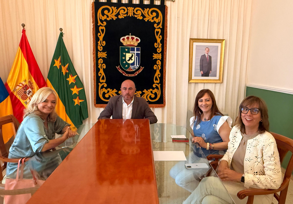 Momento de la reuniu00f3n con el Ayuntamiento de Puntallana