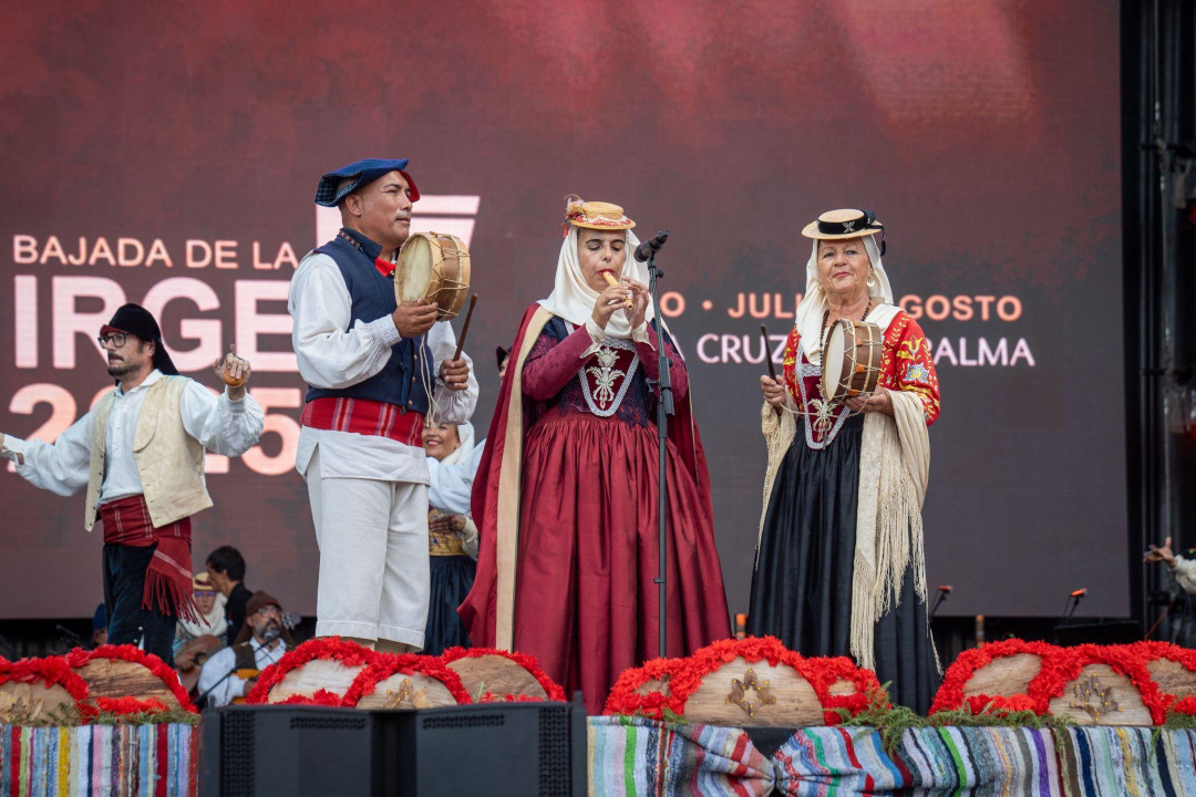 ​Isas, folías y malagueñas protagonizan el Festival Folclórico Insular de la Bajada de la Virgen en Santa Cruz de La Palma