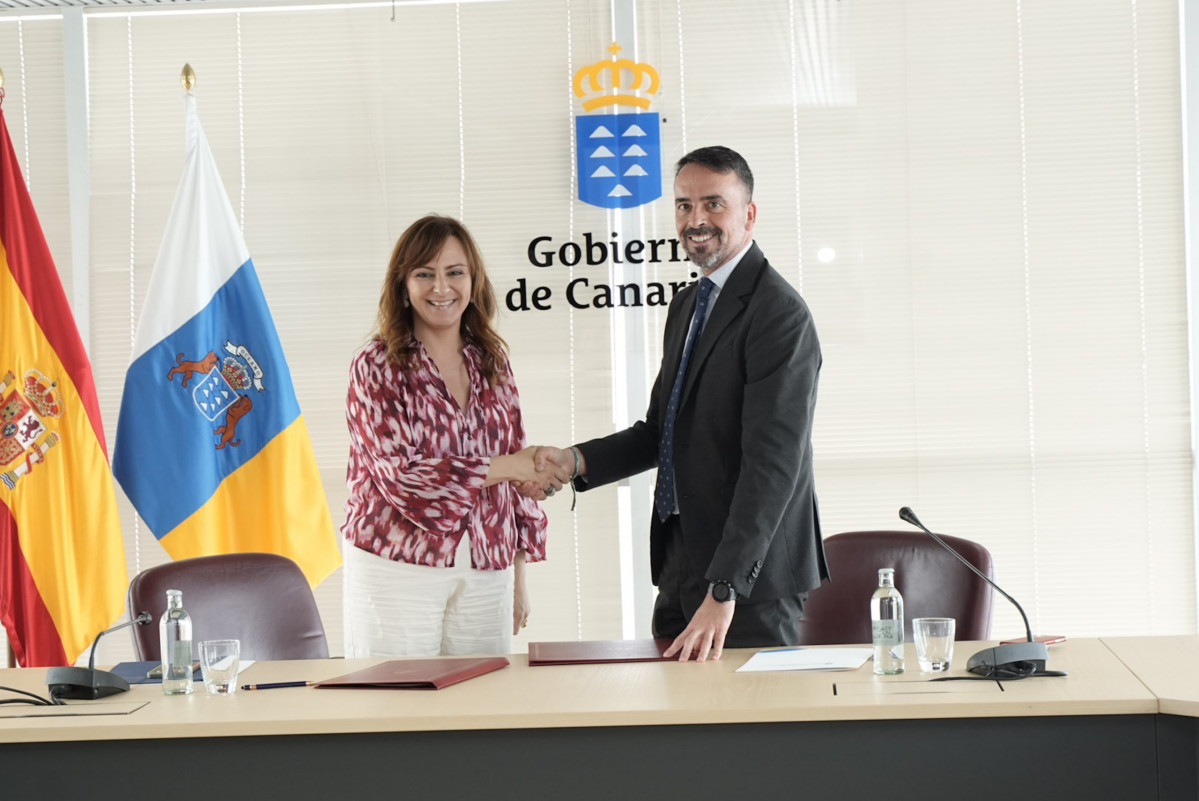 Barreto y Olmedo en la firma del convenio de Justicia 