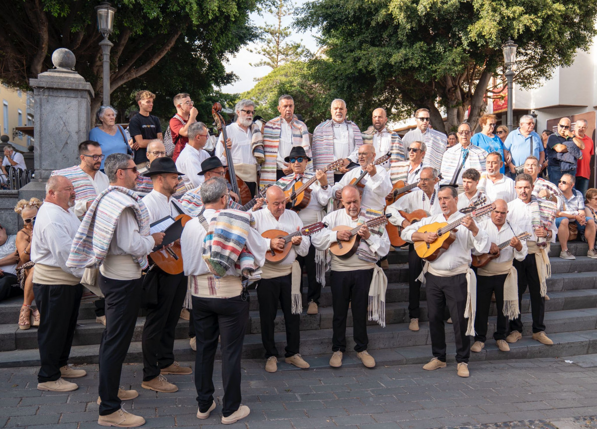 Actuaciou0301n de Tajadre durante Los Heraldos en la Bajada de la Virgen 2025