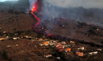 Primeros momentos de la erupción, muy cerca del núcleo de El Paraíso
